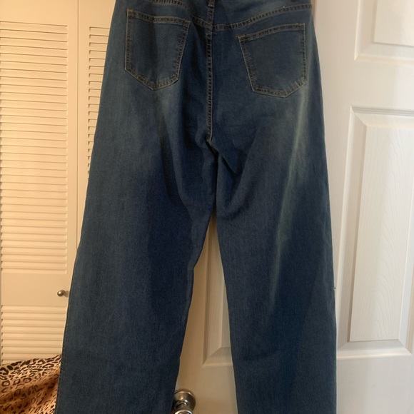 LADIES BLUE JEANS WITH SIDE SPLITS. - Picture 4 of 5